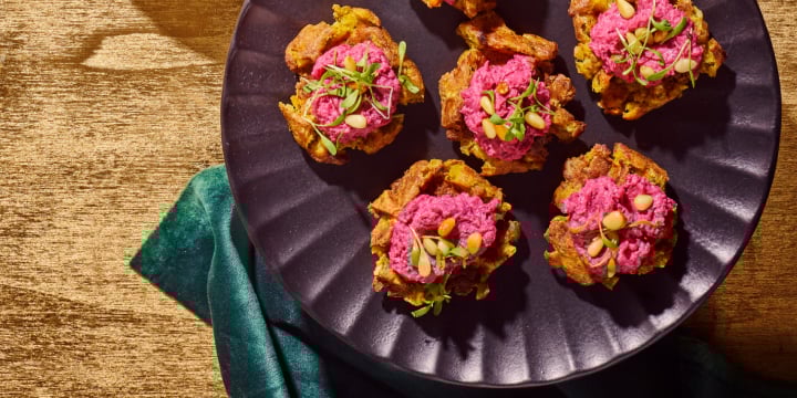 Wafeltjes van falafels met hummus van rode kool